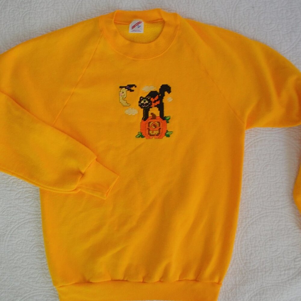 Women's Vintage 80s 90s Yellow Cross Stitch Halloween Sweatshirt Size XS-S